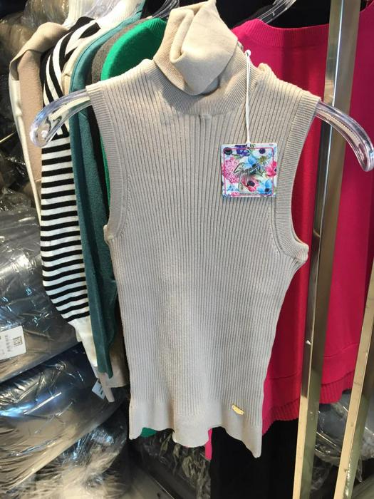 sleeveless T-shirt