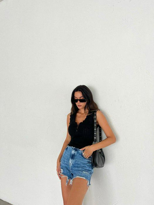 sleeveless T-shirt