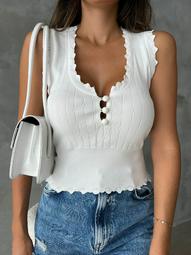 sleeveless T-shirt