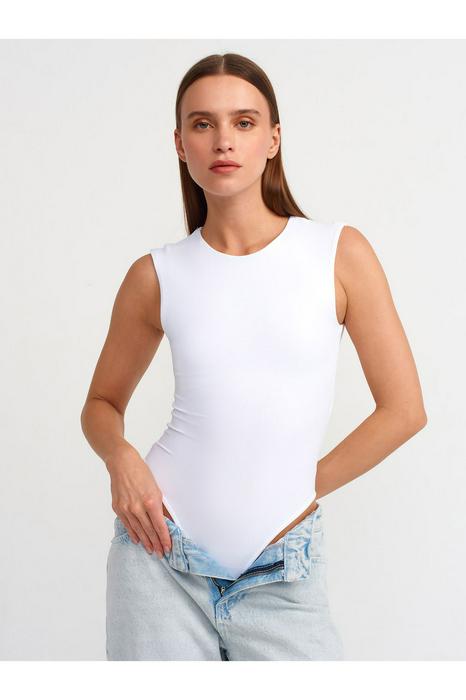 sleeveless T-shirt